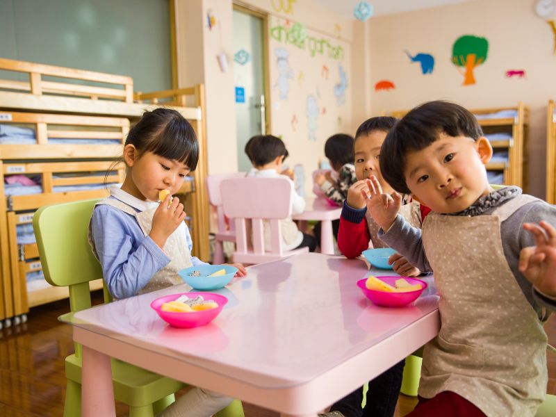 Upper Darby4 preschoolers eating lunch